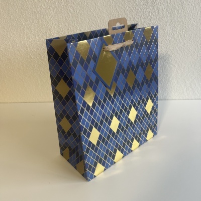 Saco de papel para presente azul e dourado com alça de corda