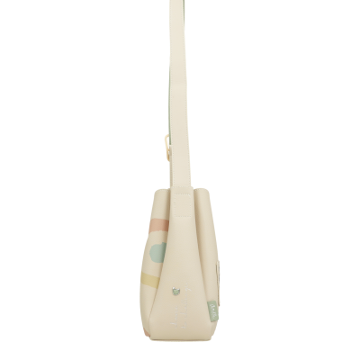 Mala de ombro creme com padrão colorido, vista lateral.