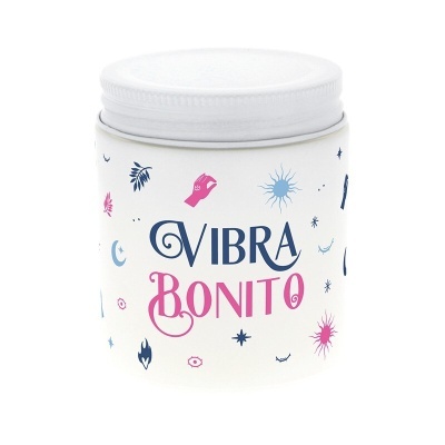 Frasco branco decorado com ilustrações coloridas e texto VIBRA BONITO