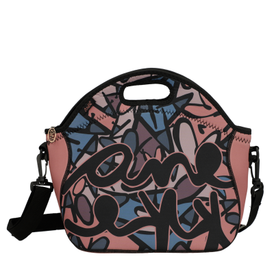 Bolsa de mão e de ombro com padrão gráfico colorido e palavra 'amore'