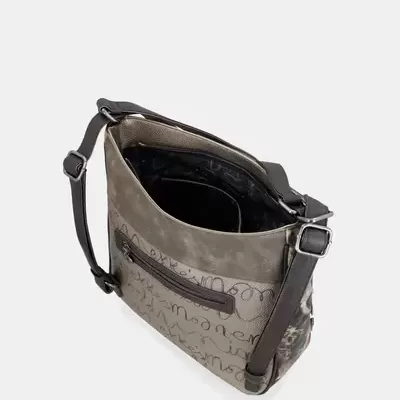 Bolsa cinzenta com padrão de letras e alças pretas