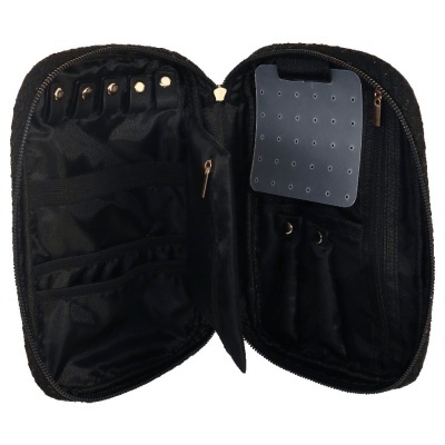 Estojo organizador preto aberto com vários compartimentos internos