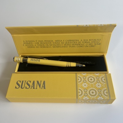 Caneta amarela personalizada com o nome SUSANA numa caixa amarela decorada