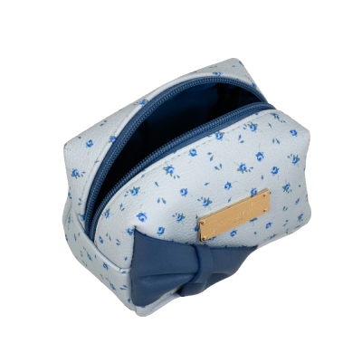 Necessaire azul claro com padrão floral azul, laço e zipper azul, placa metálica dourada