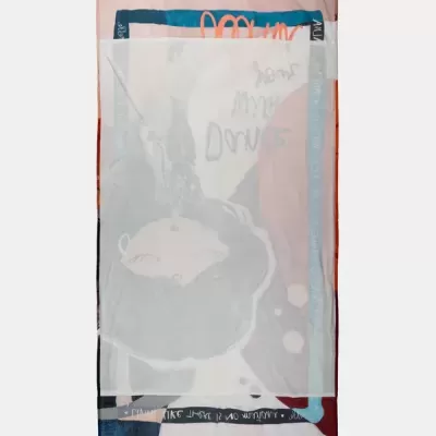 Lenço ou echarpe colorido com padrão abstrato e texto parcial