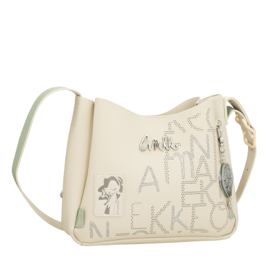 Mala creme com alça, letras perfuradas e decoração com ilustração de mulher.