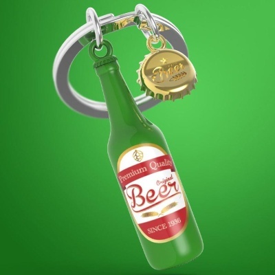 Chaveiro com garrafa de cerveja e pingente de tampa