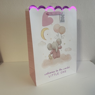 Saco de papel decorativo branco com elefante e balões cor-de-rosa e texto em inglês