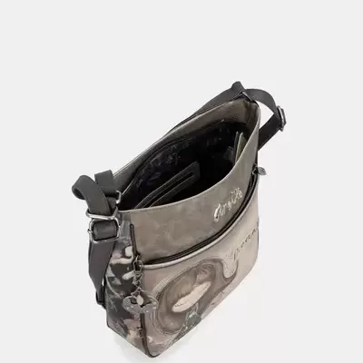 Bolsa de ombro cinzenta com alça preta e fecho frontal