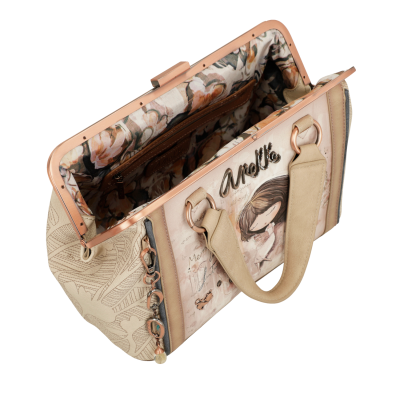 Mala de mão bege com padrão em relevo e ilustração frontal de rapariga com texto Anekke