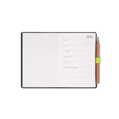 Agenda aberta para 2026 com caneta de madeira ao lado