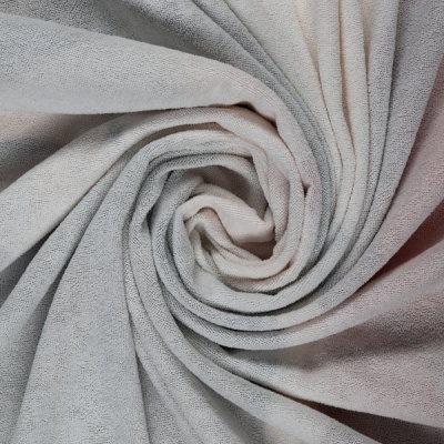 Tecido bege claro com textura felpuda enrolado em espiral