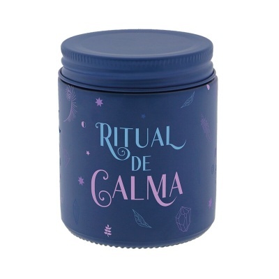 Frasco azul de plástico com texto Ritual de Calma e desenhos decorativos