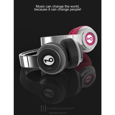 Auscultadores metálicos preto e vermelhos com símbolo circular e texto inspirational