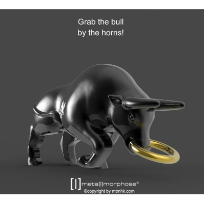 Escultura metálica preta de touro com argola dourada nas narinas em fundo cinza escuro