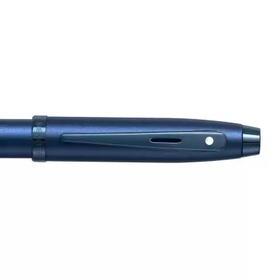 Caneta esferográfica azul escura com clip integrado e marca LAMY