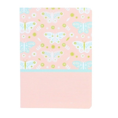 Caderno rosa com padrão de borboletas azuis e flores amarelas e brancas