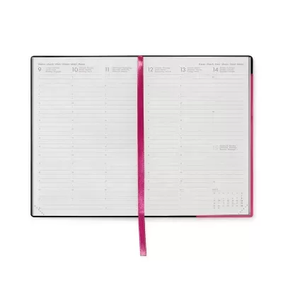Agenda semanal aberta com páginas brancas e fita marcadora rosa