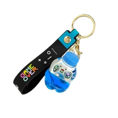 Chaveiro com fita preta 'GAME OVER' e pendente de garrafa azul