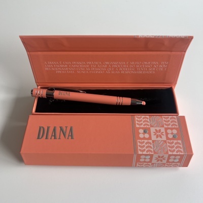 Caneta coral com caixa coral decorativa com padrão floral