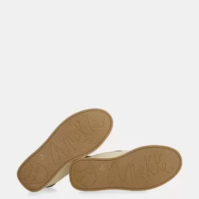 Sola de sapatos castanha com texto gravado 'Anekke' sobre fundo branco