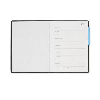 Caderno aberto com campos para preenchimento e descrição pessoal, capa preta e aba azul