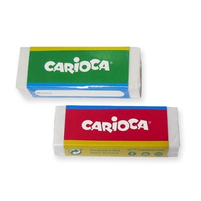 Duas borrachas de apagar da marca CARIOCA em embalagens coloridas