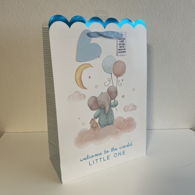 Saco de presente infantil com elefante, balões e texto em inglês.