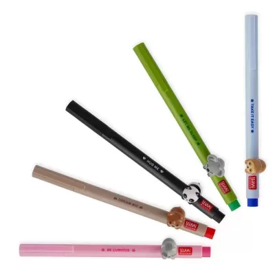 Conjunto de cinco canetas coloridas com tampas e figuras de animais no topo sobre fundo branco.