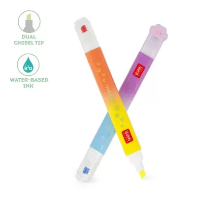 Dois marcadores coloridos com tampas translúcidas e etiquetas vermelhas