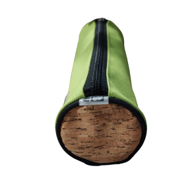 Estojo cilíndrico verde com fecho preto e base em cortiça