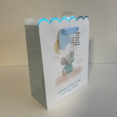 Caixa de presente decorada com rato azul e texto em inglês