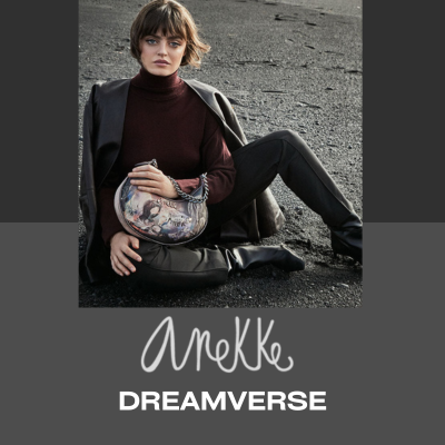 Mulher com mala ilustrativa e roupa escura sentada no chão