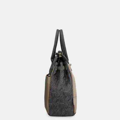 Mala de mão bege e preta com padrão de letras abstratas na lateral