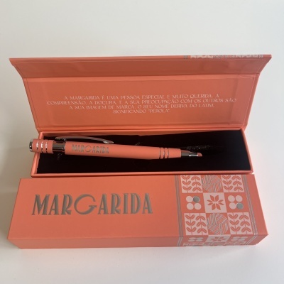 Caneta cor de salmão dentro de estojo com design floral salmão e branco