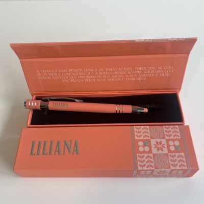 Caneta coral na caixa de presente coral com padrão decorativo e nome LILIANA