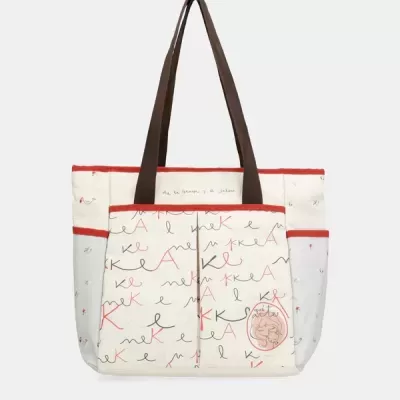 Saco de tecido branco com padrão de letras em vermelho e alças castanhas