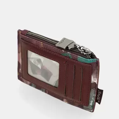 Carteira pequena castanha com padrão colorido e fecho metálico