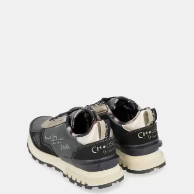 Ténis desportivos com sola grossa e detalhes em preto, bege e cinza