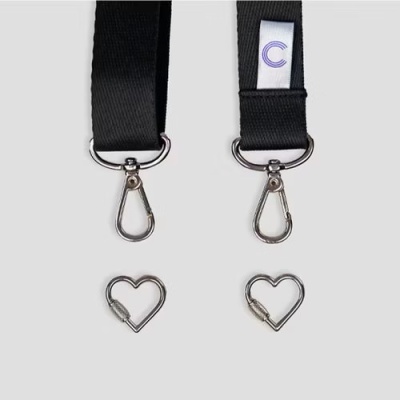 Duas fitas pretas com ganchos metálicos e dois ganchos em forma de coração