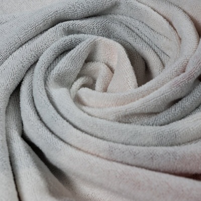 Toalha cinza claro enrolada em espiral