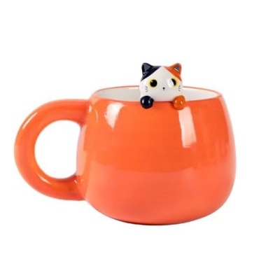 Caneca laranja com cabeça de gato decorativa na borda