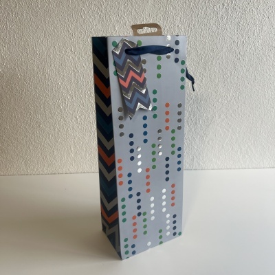 Sacola de presente colorida com bolinhas e listras, com alça azul