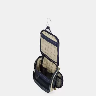 Bolsa de viagem azul escuro aberta com interior bege, vários compartimentos e gancho metálico para pendurar
