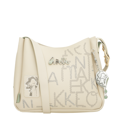 Mala bege em pele sintética com padrão de letras perfuradas e pendente decorativo.