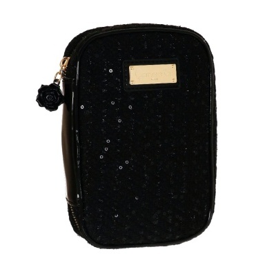 Bolsa preta com lantejoulas e placa dourada em fundo branco