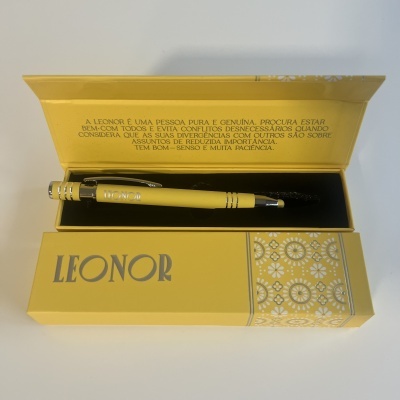 Conjunto de caneta e caixa amarelos com detalhes decorativos e texto LEONOR