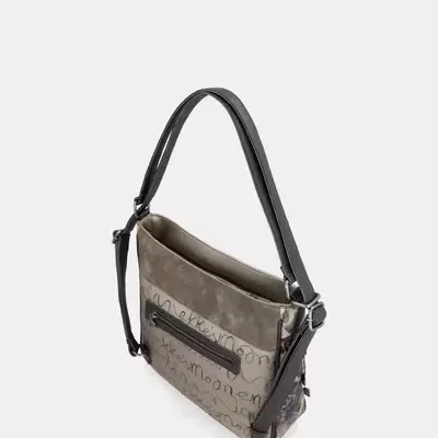 Mala de ombro cinza com padrão de letras manuscritas e alça preta ajustável