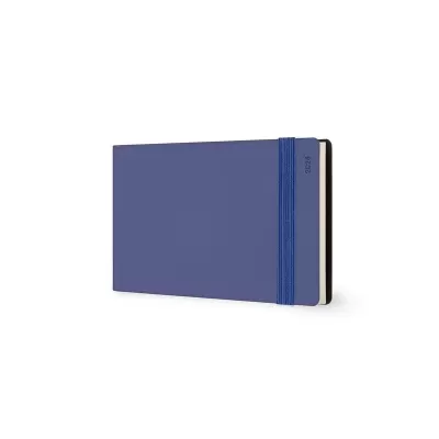 Caderno azul com capa dura e elástico azul em fundo branco