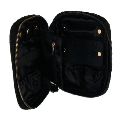 Bolsa pequena preta de viagem aberta com divisórias e fechos dourados